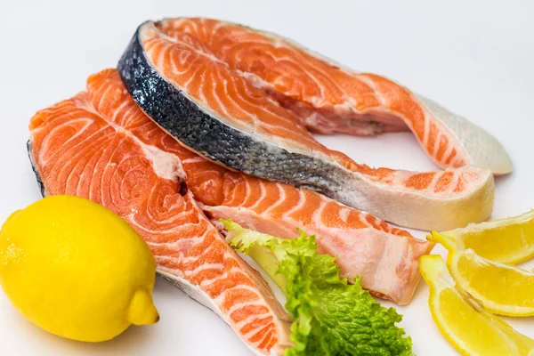 Çiğ somon kırmızı balık üzerinde beyaz izole biftek