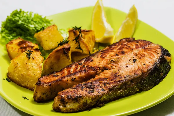 Salmone alla griglia con insalata fresca Foglia, limone e patate — Foto Stock