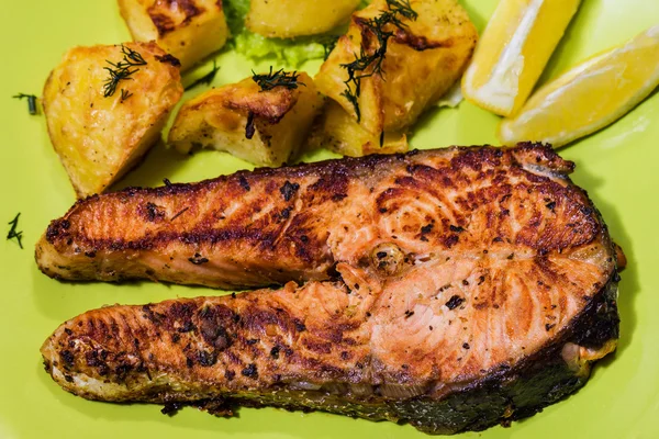 Salmón a la parrilla con ensalada fresca Hoja, limón y patatas —  Fotos de Stock