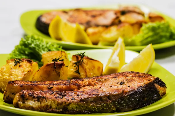 Salmón a la parrilla con ensalada fresca Hoja, limón y patatas —  Fotos de Stock