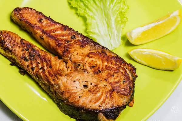 Salmón a la parrilla con hoja de ensalada fresca y limón —  Fotos de Stock