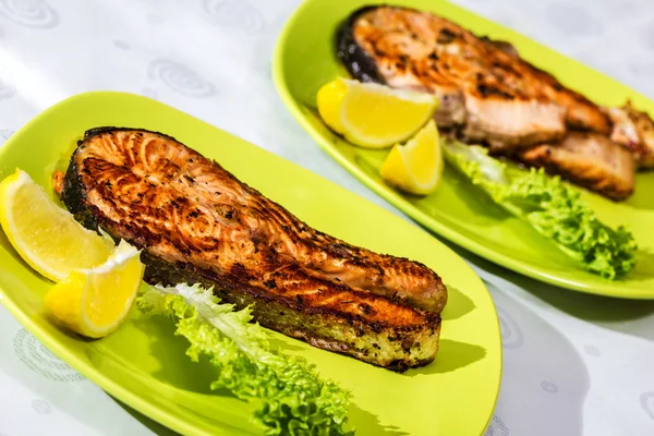Salmone alla griglia con insalata fresca Foglia e limone — Foto Stock