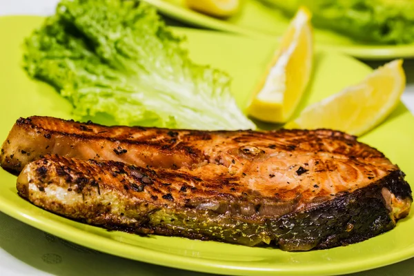 Salmone alla griglia con insalata fresca Foglia e limone — Foto Stock