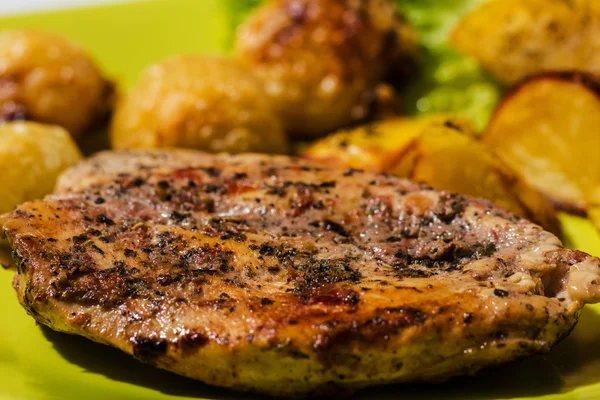 Bistecca di pollo con cipolle arrosto e patate — Foto Stock