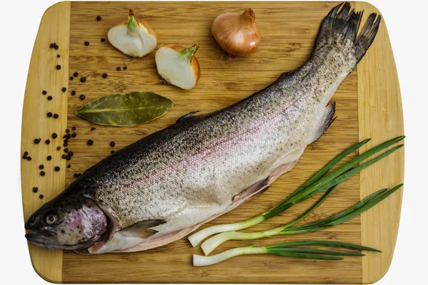 Свежий лосось форель с лавровым листом, черный перец и лук — стоковое фото