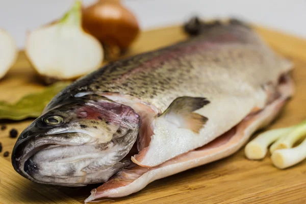 Truta de salmão fresca com folha de louro, pimenta preta e cebola — Fotografia de Stock