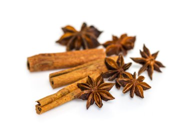 beyaz arkaplanda izole edilmiş yıldız anason ve tarçın