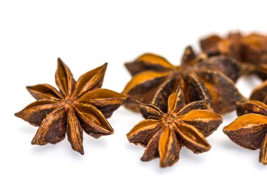 yıldız anasonu beyaz arkaplanda izole edildi