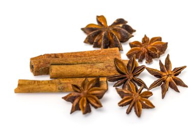 beyaz arkaplanda izole edilmiş yıldız anason ve tarçın