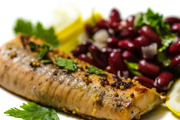 Filete de salmón a la parrilla con ensalada de frijoles, limón y perejil —  Fotos de Stock