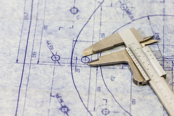 Çok detaylı makine mühendisliği planı ile ölçer, aleti