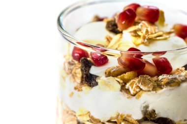 Meyve ve yoğurt üzerine beyaz izole ile müsli cam