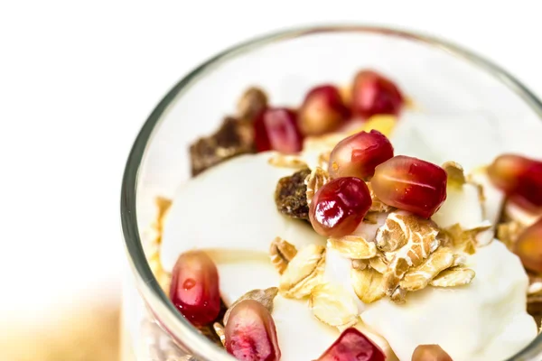 Copo de Muesli com frutas e iogurte isolado em branco — Fotografia de Stock