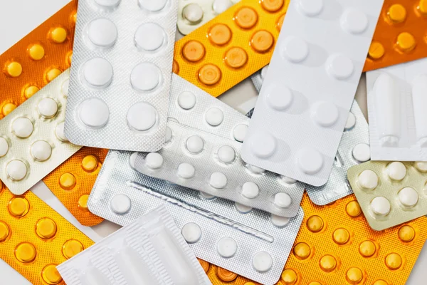 Muchas tabletas de medicamentos y píldoras Fotos de stock libres de derechos