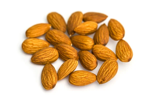 Grupo de amendoins isolados sobre fundo branco — Fotografia de Stock