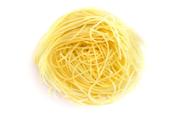 Haufen trockener Vermicelli, Zutat italienischer Lebensmittel isoliert auf weiß — Stockfoto