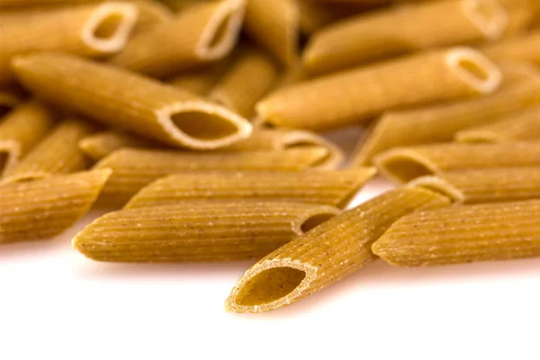 Pasta integrale - Maccheroni isolati su fondo bianco — Foto Stock