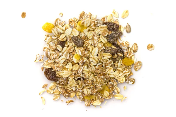 Alça de muesli isolado em branco. Deliciosa mistura de cereais granola, com frutas secas e sementes . — Fotografia de Stock