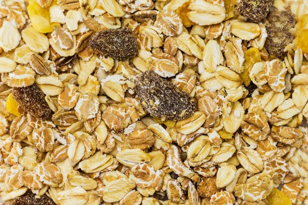 Um monte de muesli. Deliciosa mistura de cereais granola, com frutas secas e sementes . — Fotografia de Stock