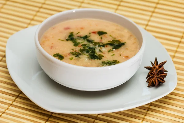 Овощной суп с фрикадельками и картошкой — стоковое фото