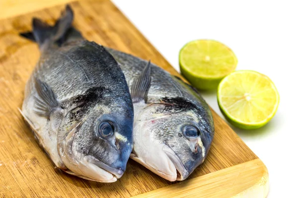 Bream peixe com limão isolado — Fotografia de Stock