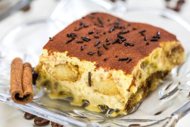 Kahve çekirdekleri ve tarçın ile tiramisu pasta