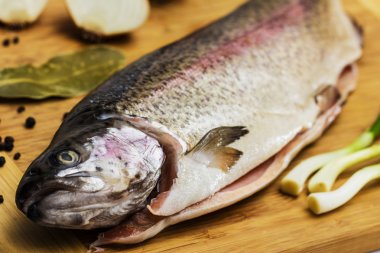 Defne yaprağı, karabiber ve izole soğan taze somon alabalık