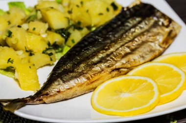 Patates salatası ve limon ile ızgara uskumru