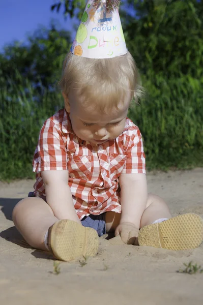 Niño en el parque infantil en el parque de verano — Foto de Stock