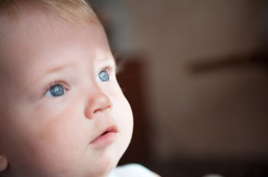 sevimli küçük sarışın bebek ararken