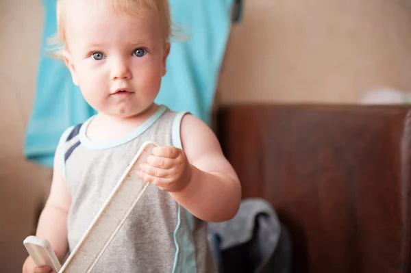 Pequeno bebê loiro bonito está olhando para cima — Fotografia de Stock