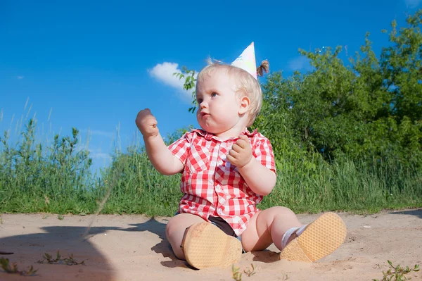 Niño en el parque infantil en el parque de verano — Foto de Stock