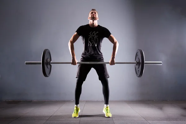 Um homem de mãos a levantar barbel. Crossfit fitness ginásio barra de peso pesado por treino forte — Fotografia de Stock