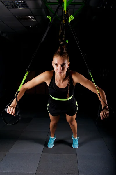 Mulheres fazendo flexões braços de treinamento com tiras de fitness trx no ginásio Concept treino esporte estilo de vida saudável — Fotografia de Stock