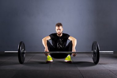 Barbell spor salonunda egzersiz önce atlet motive