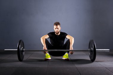Barbell spor salonunda egzersiz önce atlet motive
