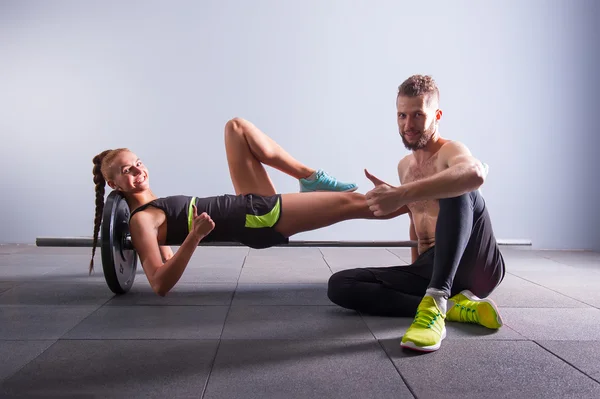 iki genç kadın ve kişisel antrenör batbel spor salonunda başparmak göstermek yukarıya ile gülümseyen kişi uygun