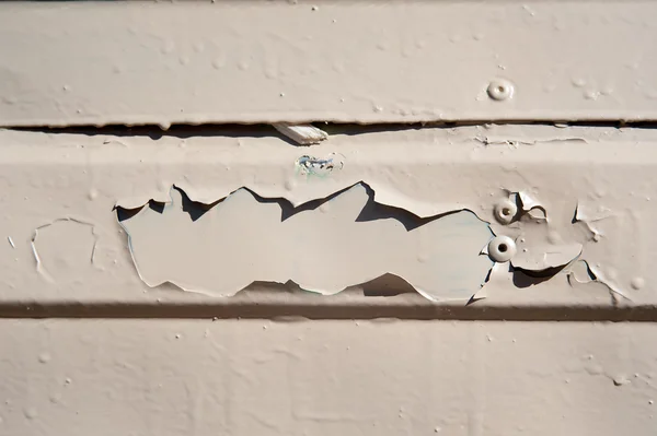 Flisas metallplätering på repade vägg, grunge bakgrund — Stockfoto