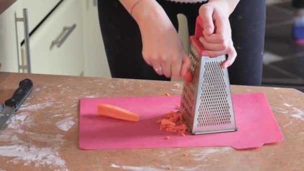 Mujer rallando zanahoria en rallador y haciendo sopa — Vídeos de Stock