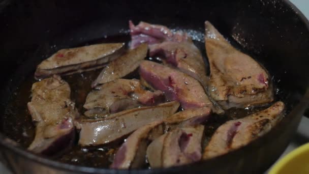 Cuisson d'une casserole pleine de foies crus en 4k UHD . — Video