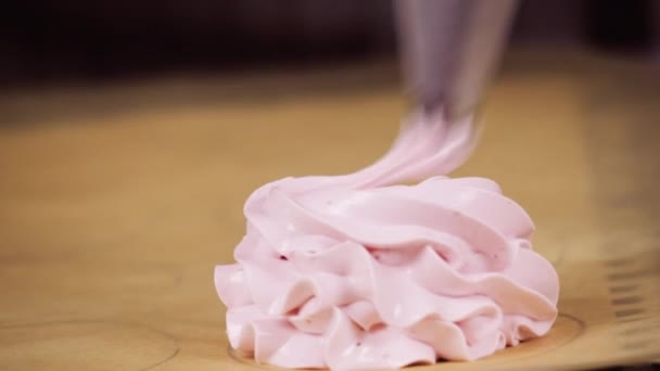 주방장은 마시멜로를 특별 한 부착물이 담긴 빵집에서 양피지 위에 올려 놓습니다. 4K 입니다. 거짓말쟁이 — 비디오