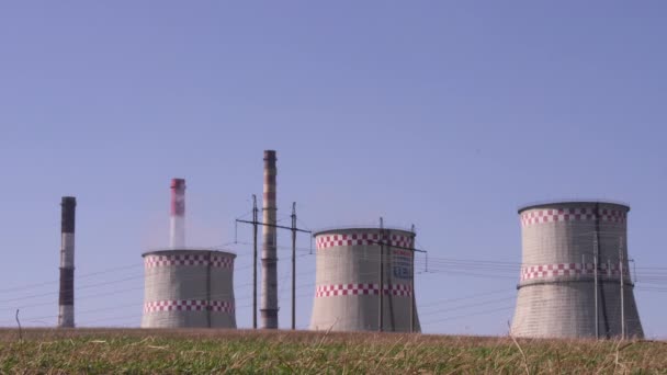 Tubos de plantas poluem a atmosfera. Poluição industrial da fábrica, gases de escape da chaminé. Zona industrial, plumas de fumo grossas. Alterações climáticas, ecologia — Vídeo de Stock