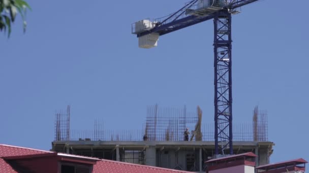 Gru di alta costruzione. I costruttori stanno costruendo un nuovo edificio per costruire un grattacielo. Edificio. Costruzione di case. La proprieta '. Ipoteca. Mercato immobiliare e immobiliare. — Video Stock