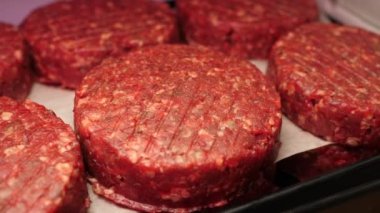 Vitrindeki hamburgerler için taze et. Ağır çekim. Taze ve doğal ürünler, organik ürünler, et ürünleri, organik ürünler, yiyecek kavramı