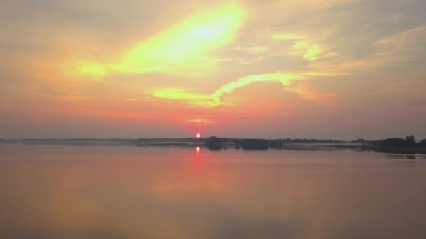 Υπέροχο πρωινό. Ομίχλη πάνω από το νερό στις ακτίνες της πορτοκαλί αυγής. Προβολή τηλεκατευθυνόμενου 4K — Αρχείο Βίντεο