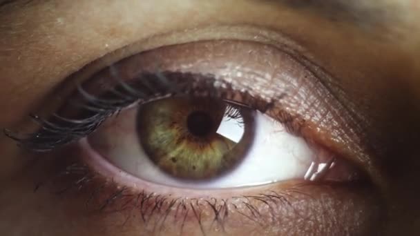 Relajado ojo de mujer de cerca disparo, abertura de ojos con hermoso iris marrón verde. Concepto de vista saludable. Vista frontal de vídeo macro en 4K. — Vídeo de stock