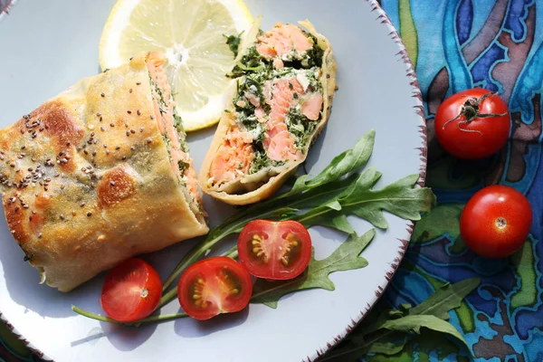 Strudel Con Salmón Espinacas Queso Rúcula Limón Tomates Sobre Fondo — Foto de Stock