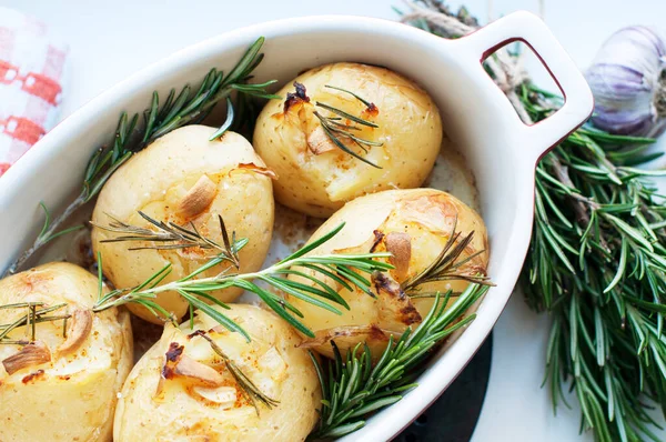 Patate Forno Rustiche Con Rosmarino Aglio Fondo Grigio Chiaro Cucina — Foto Stock