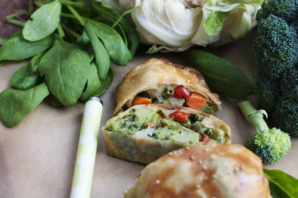 Strudel Con Brócoli Espinacas Zanahoria Coliflor Cuchillo Sobre Papel Pergamino —  Fotos de Stock