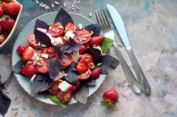 Salat Mit Erdbeeren Kirschtomaten Sonnenblumenkernen Basilikum Und Feta Auf Grauem — Stockfoto